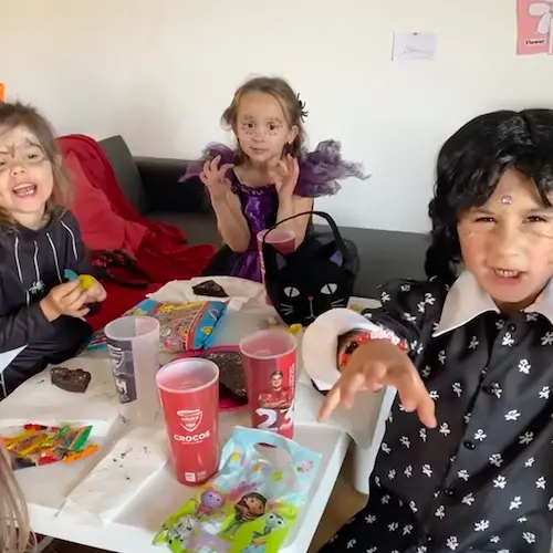 Jeune enfant participant à un stage d’anglais Halloween à Montpellier