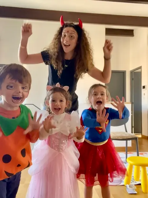 Enfants participant à un stage Halloween de Kitty English School